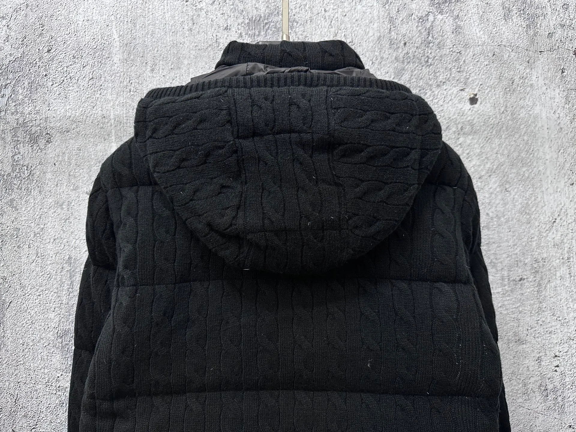 P1000 【Rah Lauren】Ralph Lauren cable down jacket. The warmth of winter is within reach. Combining classic cable knit with warm down, Rah Lauren's texture choice. Warm winter colors, the answer to classics and style. ❄️Needless to say, the texture speaks for itself and defines your winter style. Color Black Khaki Size S-XL